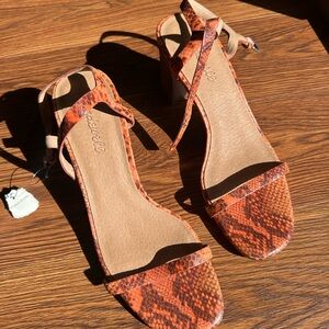 Madewell leather heels in a snake skin burnt orange color, NWT